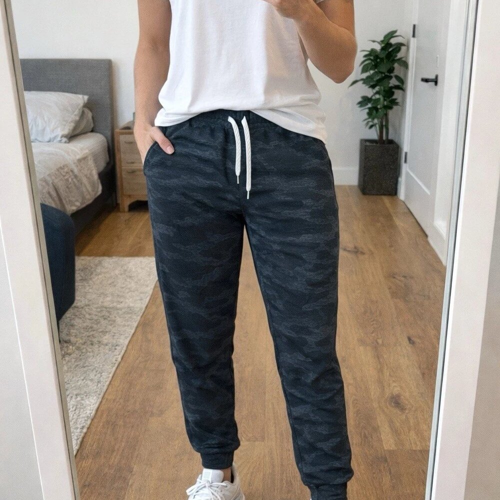 Vuori Performance Joggers in Camo Size XS